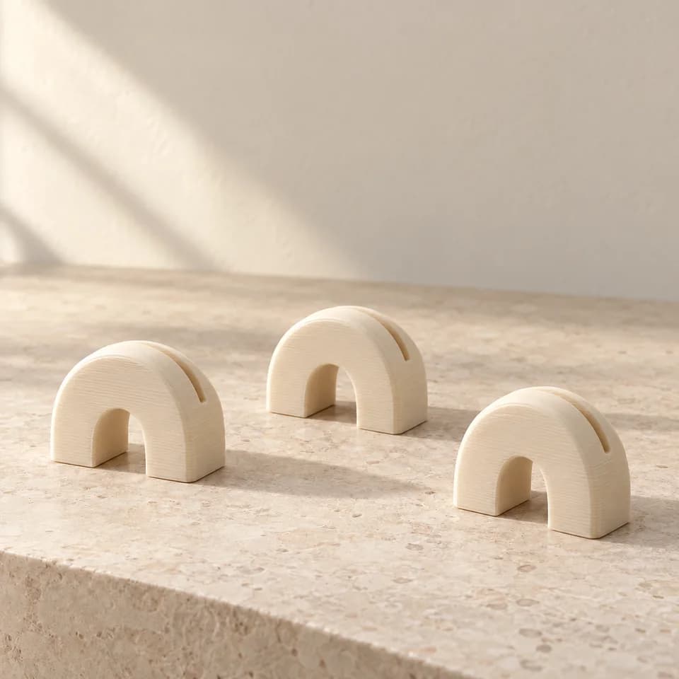 Ảnh minh họa AI: Giá ảnh Arch — Kem
